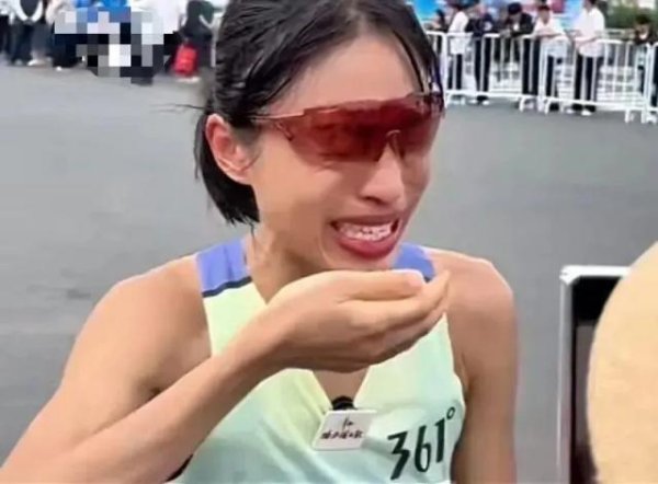 仁信优配 “最快女护士”因情商不高遭网暴，品牌解约……是不是过了？
